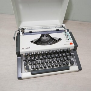 Macchina da scrivere Olympia d&#39;epoca / macchina da scrivere - Traveller - anni &#39;70