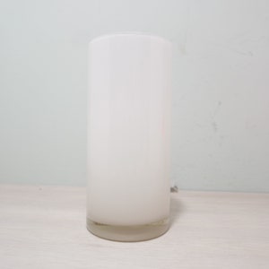 K&ouml;nnte beinhalten: Eine wei&szlig;e, gefrostete Glaszylindervase mit einem klaren Glasfu&szlig;.