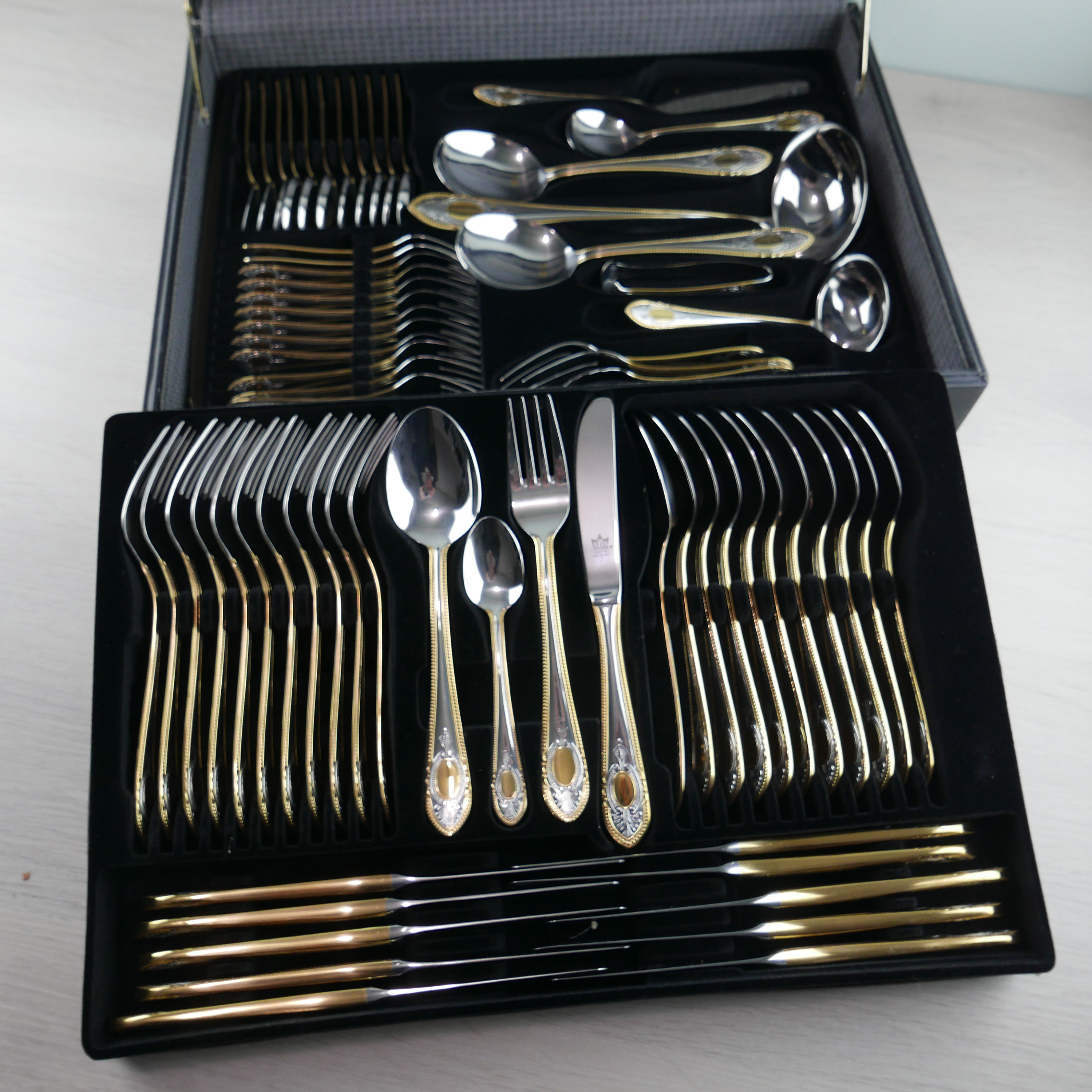SBS Solingen - bestekkoffer 12 persoons 69-delig - 23/24 SBS Solingen - bestekkoffer 12 persoons 69-delig - 23/24
