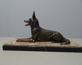 Große Art-Deco-Statue – Zamak-Schäferhund auf Marmorsockel – 1. Viertel des 20. Jahrhunderts – Frankreich