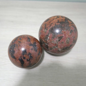 Lot de 2 sphères en marbre - vintage - sphère en pierre naturelle