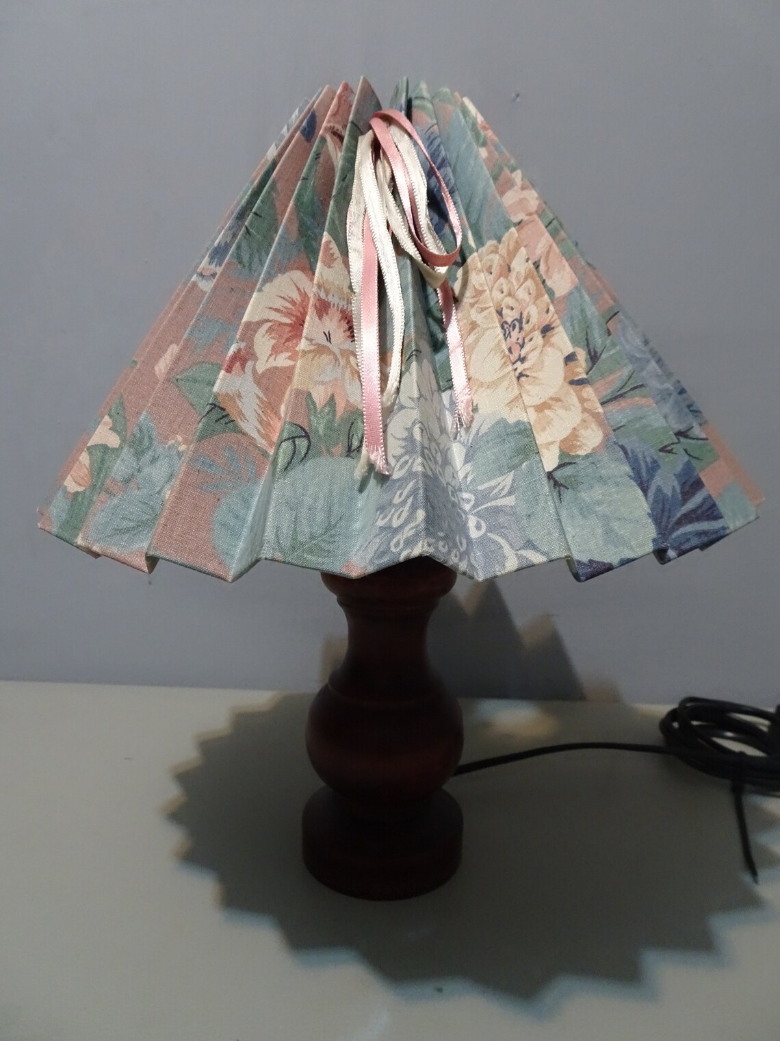 Vintage schemerlamp / tafellamp met stoffen plissé kap - 1970/1980s, foto 2 di 5