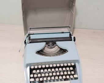 Vintage typewriter - Remington Holiday - 1960s - in original case - blue