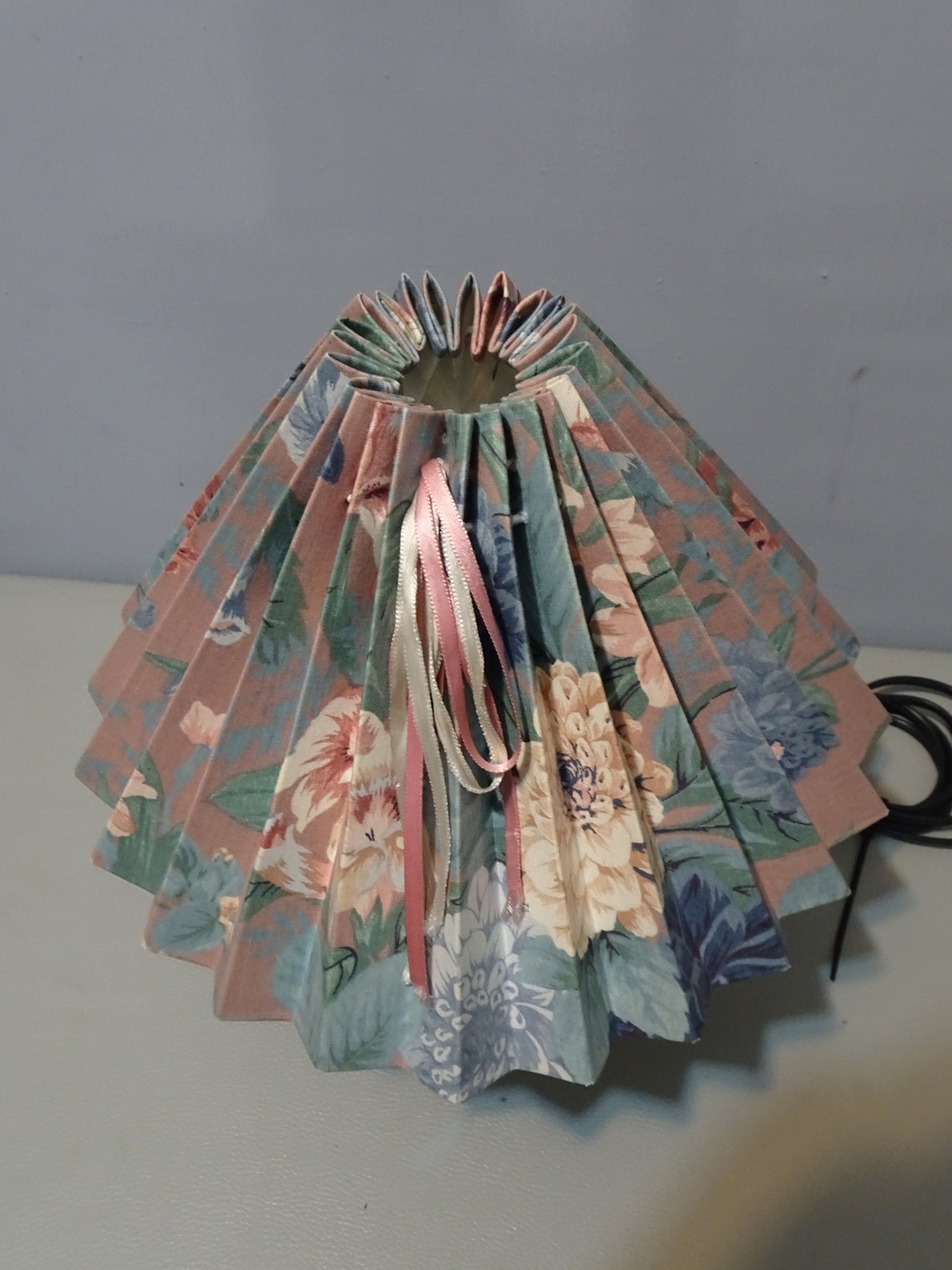 Vintage schemerlamp / tafellamp met stoffen plissé kap - 1970/1980s, foto 3 di 5