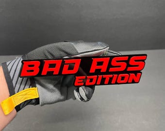Emblema per auto personalizzato con testo 3D BAD ASS Edition (1 pezzo) - Adesivo per stemma per auto in acrilico multicolore, sportivo, fuoristrada, 4x4, camion con adesivo sicuro per auto