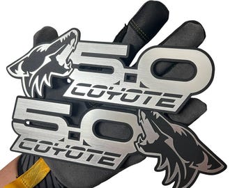 2x Laser gravierte 5.0 Coyote Auto Abzeichen - Benutzerdefinierte Acryl Auto Emblem Sport Aufkleber OffRoad 4x4 LKW