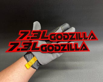 Emblema per auto Godzilla con testo 3D personalizzato 7.3 (1 pezzo) - Adesivo per auto in acrilico multicolore, sportivo, fuoristrada, 4x4, camion con adesivo CarSafe, facile da installare