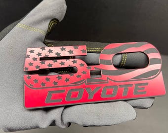 2x Laser gravierte COYOTE 5.0 Auto Abzeichen - Acryl Auto Emblem Sport Aufkleber Offroad 4x4 LKW