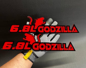 Emblema per auto Godzilla 6.8L con testo 3D personalizzato (2 pezzi) in acrilico multicolore, per auto sportive, fuoristrada, 4x4 e camion, con adesivo CarSafe, facile installazione.