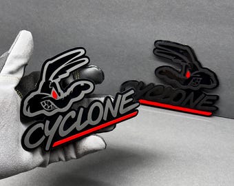 Emblema para guardabarros COYOTE 5.0 CYCLONE personalizado, diseño agresivo para autos de carreras.