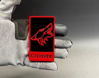 Emblema per auto Aggressive 5.0 Coyote, emblema per portellone posteriore, emblema personalizzato per montaggio su griglia - Baule Aggressive Racing