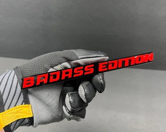 Emblema per auto 3D CustomText BAD ASS Edition (1 pezzo) - Adesivo per stemma per auto in acrilico multicolore, sportivo, fuoristrada, 4x4, camion con adesivo sicuro per auto