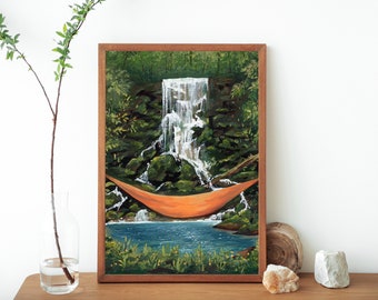 Puede incluir: Una pintura enmarcada de una cascada en un bosque con una hamaca naranja colgando delante. El agua es azul y la pintura está rodeada de un marco de madera.
