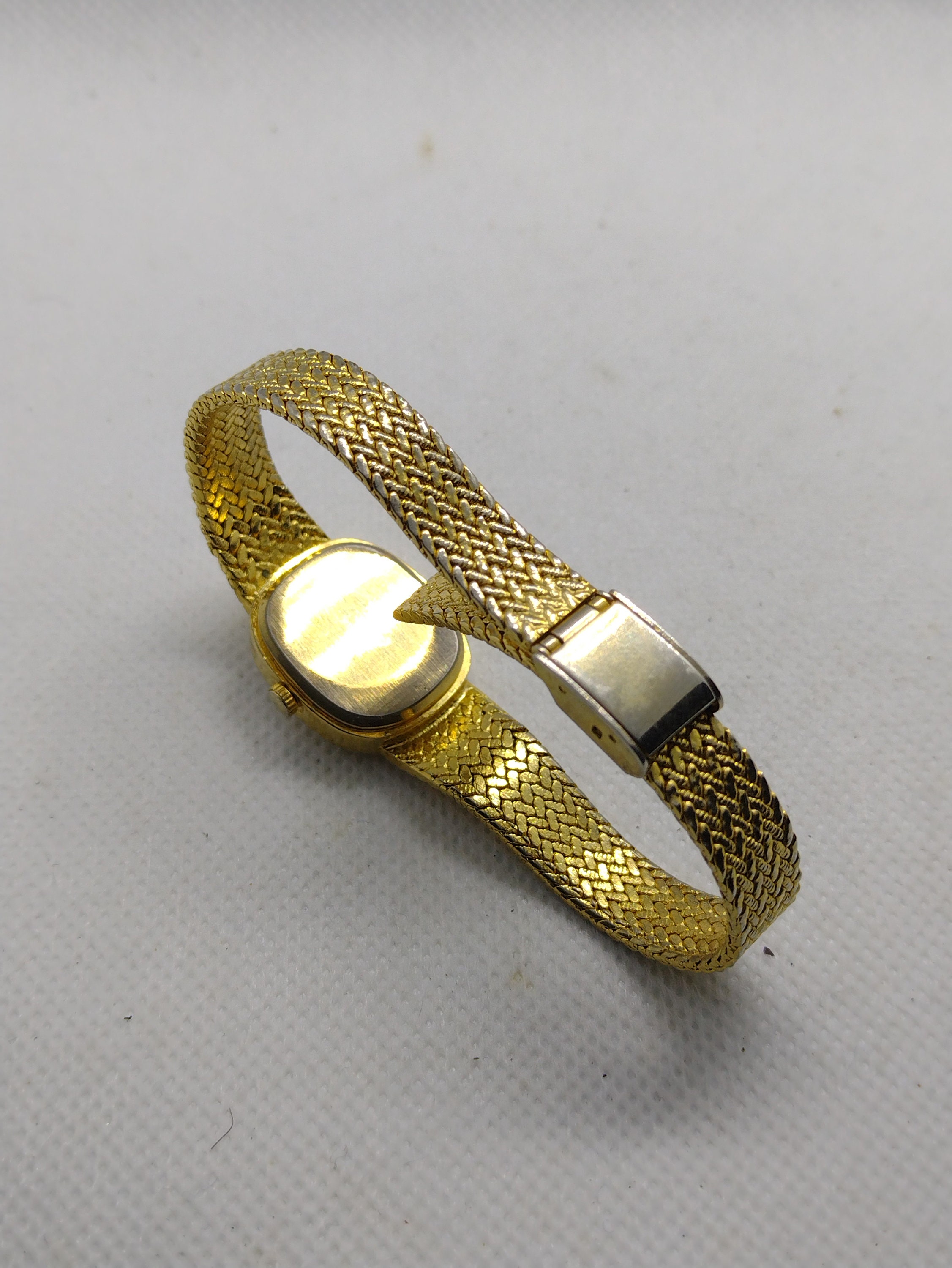 Guess Women'S Imitation Pearl Gold-Tone Multi-Chain Bracelet Watch 30X26Mm  U0140L2 in Metallic | Lyst