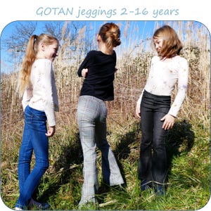 Peut inclure: Trois filles portant différents styles de jeans. La fille à gauche porte un jean bleu, la fille au milieu porte un pantalon à carreaux et la fille à droite porte un jean noir. Les trois filles portent des chemises à manches longues.