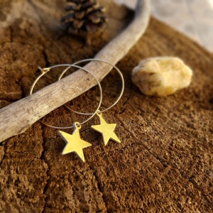 orecchini a cerchio, navetta, in acciaio color oro con pendente in carta a forma di stella