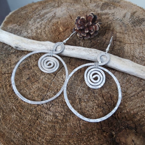 hammered aluminum pendant earrings, aluminum earrings, boucles d'oreilles aluminum