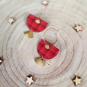 Orecchini di carta colore rosso con charm color oro,paper earrings,  orecchini pendenti, boucles d'oreilles