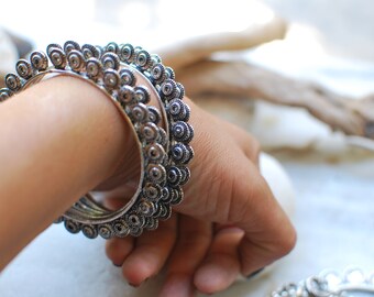 Pulsera de latón bohemio, joyería tribal plateada (7,5 cm)