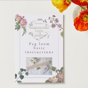 Puede incluir: Una tarjeta blanca con el texto "Peg loom basic instructions" y el logotipo "Montgomeryshire Looms" está rodeada de ilustraciones florales. Un telar de clavijas de madera y lana son visibles en la imagen. Flores de color naranja brillante y amarillo están en el fondo.