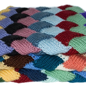Könnte beinhalten: Eine mehrfarbige gestrickte Decke mit einem gewebten Muster. Die Decke besteht aus verschiedenen Blautönen, Grün, Rot, Gelb, Braun und Lila.