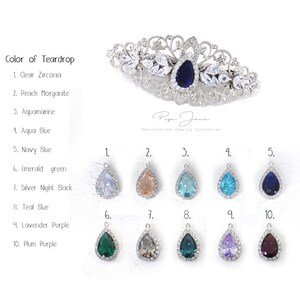 Puede incluir: Diez dijes de cristal en forma de l&aacute;grima de diferentes colores, incluyendo transparente, melocot&oacute;n, aguamarina, azul, verde esmeralda, plata, azul verdoso, lavanda y ciruela. Los dijes est&aacute;n dispuestos en dos filas de cinco, con los n&uacute;meros del 1 al 10 debajo de cada dije. El texto "Color of Teardrop" est&aacute; en la parte superior de la imagen, seguido de una lista de los colores y sus n&uacute;meros correspondientes.