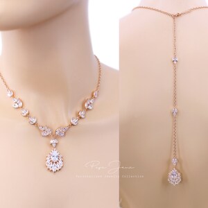 Puede incluir: Collar de oro rosa con un colgante de l&aacute;grima y una cadena larga que se puede usar como collar de espalda. El collar est&aacute; adornado con piedras de circonita c&uacute;bica transparentes.