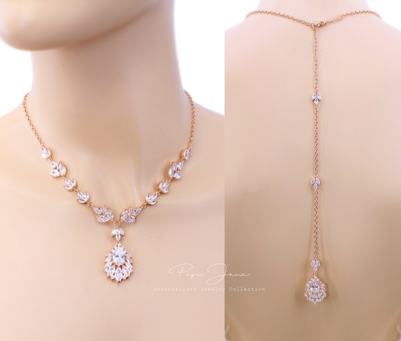Puede incluir: Collar de oro rosa con un colgante de l&aacute;grima y una cadena larga que se puede usar como collar de espalda. El collar est&aacute; adornado con piedras de circonita c&uacute;bica transparentes.