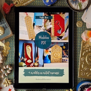 Puede incluir: Una tableta digital que muestra una lista de productos para cuatro patrones de metal repoussé. La lista se titula "Modeles PDF" y presenta imágenes de los patrones, que son un marcapáginas, un ala, un corazón y una llave. La lista es de "Mlle Fleur" e incluye el hashtag "#mademoisellefleurcreations".