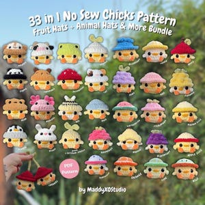 Puede incluir: Una colección de 33 peluches de pollitos de ganchillo, cada uno con un sombrero diferente con temas de frutas, animales y naturaleza. El texto 33 in 1 No Sew Chicks Pattern Fruit Hats + Animal Hats & More Bundle by MaddyXOstudio es visible.