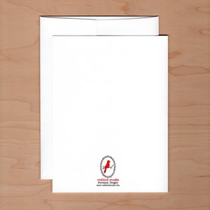 Pu&ograve; includere: Un set di biglietti di auguri e buste bianche. La carta presenta un logo di uccello rosso con il testo "redbird studio Portland, Oregon" in basso. Il set &egrave; su una superficie di legno marrone chiaro.