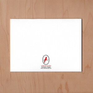 Peut inclure: Carte blanche avec un logo d'oiseau rouge dans un cercle. Le texte sous le logo indique "redbird studio, Portland, Oregon, www.redbirdstudio.biz".