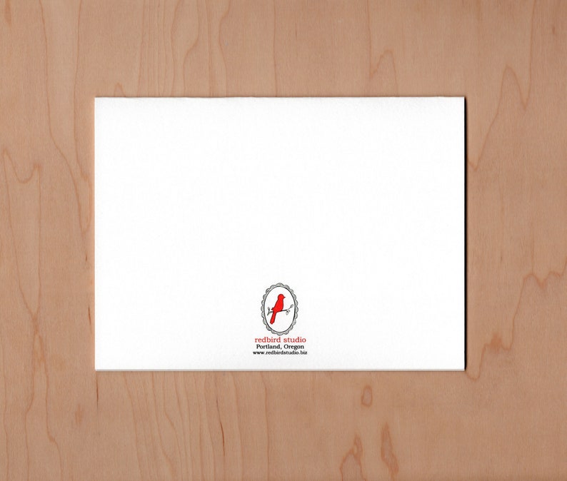 Peut inclure: Carte blanche avec un logo d'oiseau rouge dans un cercle. Le texte sous le logo indique "redbird studio, Portland, Oregon, www.redbirdstudio.biz".