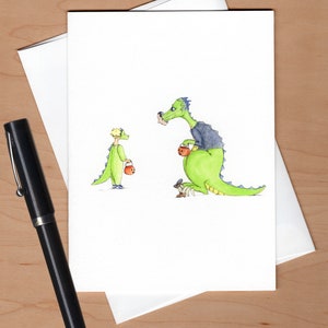 以下が含まれることがあります： ハロウィンで恐竜に扮した子供と親を描いた水彩画です。子供は小さなオレンジのバケツを持っており、親は大きなオレンジのバケツを持っています。どちらも緑色の恐竜の衣装を着ています。