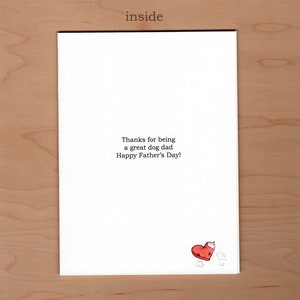 Pu&ograve; includere: Un biglietto di auguri bianco con la parola "inside" in alto. Il biglietto riporta il messaggio "Grazie per essere un grande pap&agrave; cane, buona festa del pap&agrave;!" e un'illustrazione di un cuore rosso con un morso.