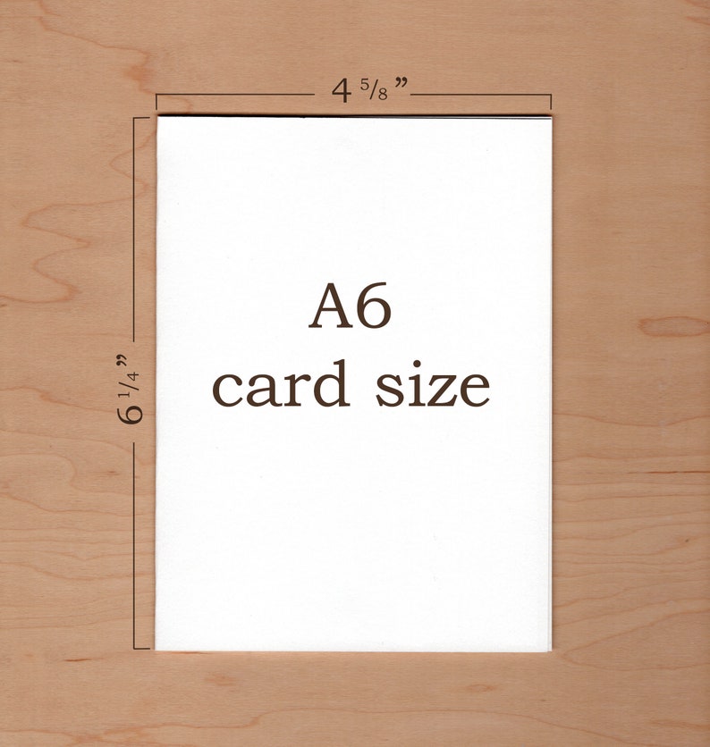 Peut inclure: Une carte blanche avec le texte "A6 card size" et des dimensions de 12,1 cm sur 15,9 cm.