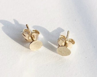 Boucles d’oreilles délicates en or martelé 14K Boucles d’oreilles minimales, Boucles d’oreilles en or circulaire, Boucles d’oreilles empilables, Petites boucles d’oreilles de demoiselles d’honneur en or