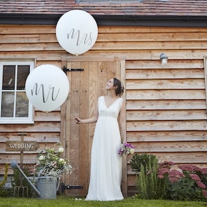 Riesige Mr und Mrs Ballons Riesige weiße Mr und Mrs Hochzeitsballons Hochzeitsdekoration Rustikale Landhochzeitsballons 2er-Pack Bild 1