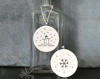 Adorno navideño de porcelana - Primera Navidad del bebé - Adorno navideño blanco pequeño - Bola plana blanca con copos de nieve y muñeco de nieve
