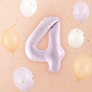 Peut inclure: Un grand ballon numéro 4 de couleur lavande est entouré de ballons aux couleurs pastel et de confettis dorés sur un fond pêche. Les ballons sont dans des tons de blanc, pêche et lavande, créant une ambiance festive.