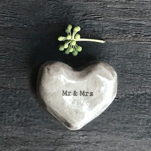 Piedra gris con forma de corazón para el señor y la señora: recuerdo, regalo de boda o aniversario, regalo para el marido - East Of India