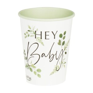K&ouml;nnte beinhalten: Wei&szlig;er Pappbecher mit gr&uuml;nem Rand. Der Becher hat ein gr&uuml;nes Blattdesign und den Text "Hey Baby" in Schwarz.