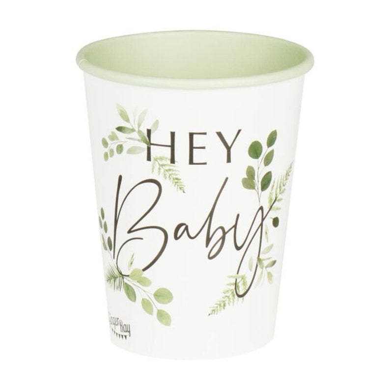 K&ouml;nnte beinhalten: Wei&szlig;er Pappbecher mit gr&uuml;nem Rand. Der Becher hat ein gr&uuml;nes Blattdesign und den Text "Hey Baby" in Schwarz.