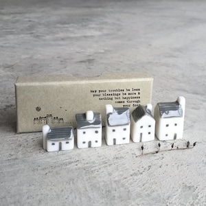 Porseleinen minihuisjes cadeau - Street In A Box - Keepsake Gift-Boxed Thinking Of You cadeau-kleine porseleinen huisjes-cadeau voor vriend-East Of India
