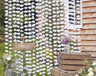 Weißer Blumenhintergrund-Blumenhochzeit Hintergrund-Hängende weiße Blumengirlande-Rustikales Landhochzeitsdekor-Weiße Blumen Vorhang-Foto Hintergrund