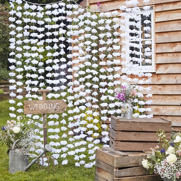 Décor floral blanc-toile de fond floral mariage-guirlande florale blanche suspendue-décor de mariage champêtre rustique-rideau fleurs blanches-toile de fond photo