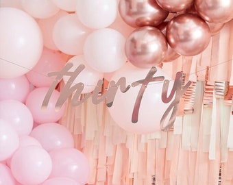 Banderines de 30 cumpleaños en oro rosa - Banderín de treinta en oro rosa - Letrero de 30 cumpleaños - Decoraciones para fiestas - Fondo para fiesta de cumpleaños - Fondo para fotos
