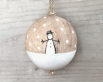 Pequeño adorno navideño de madera - Bola de muñeco de nieve - Decoración para el árbol de Navidad - Adorno navideño - Decoración festiva