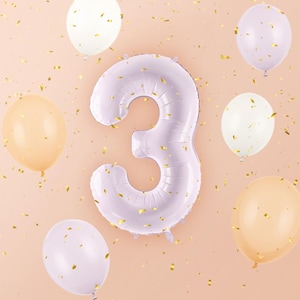 Peut inclure: Une image festive avec un grand ballon chiffre "3" lavande entouré de ballons plus petits blancs, pêche et lavande. Des confettis dorés flottent sur un fond pêche, créant une ambiance de fête.