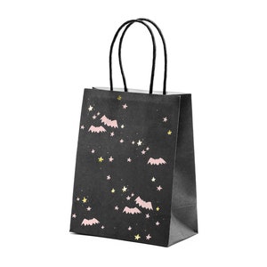 K&ouml;nnte beinhalten: Schwarze Papiert&uuml;te mit schwarzem Henkel. Die Tasche hat ein Muster aus rosa Flederm&auml;usen und goldenen Sternen.